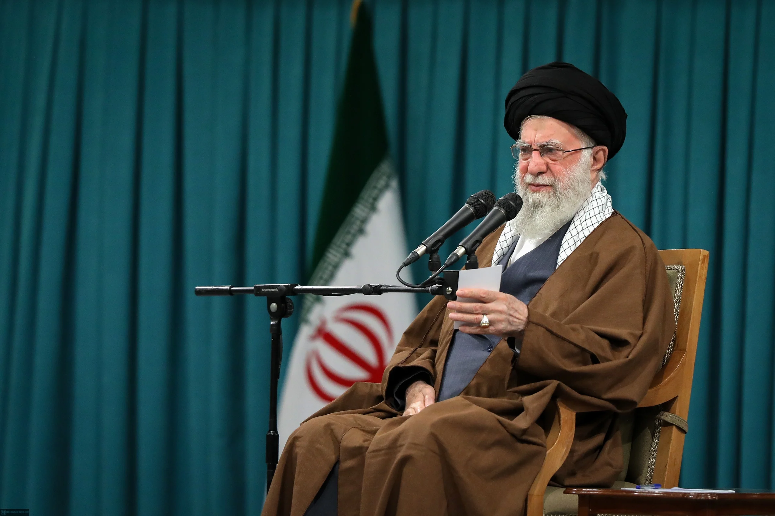 زن، کارگزار خانه نیست، مدیر است